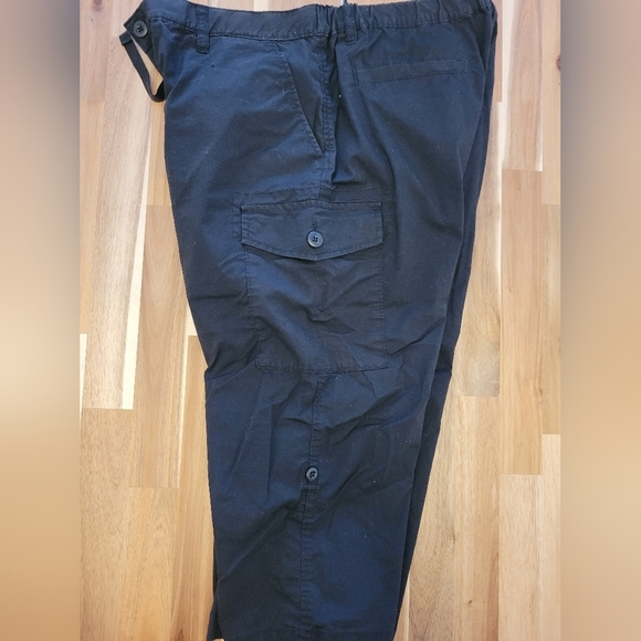 Uniqlo -  Black Cropped Cargo Pants (Large) - Picture 3 of 5